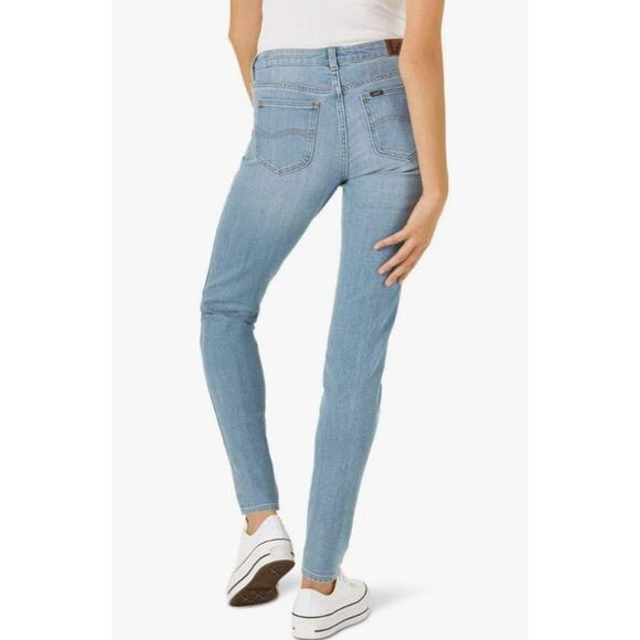 Lee Women's Slim Fit Skinny Leg Midrise Jean Women's 14 Light Wash - Picture 2 of 8